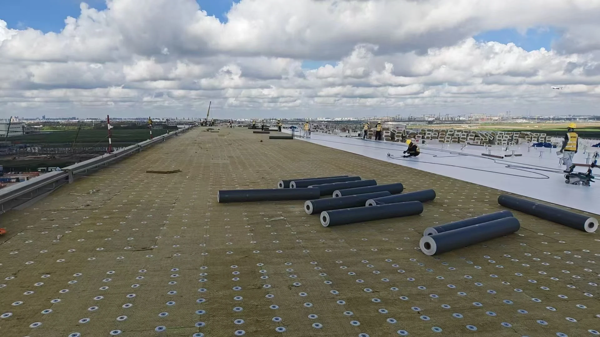 Roof-wide membrane layout